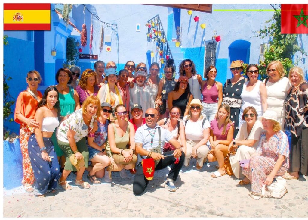 Jalal, guía turístico oficial de Atlaway Morocco, con un grupo de viajeros en Chefchaouen
