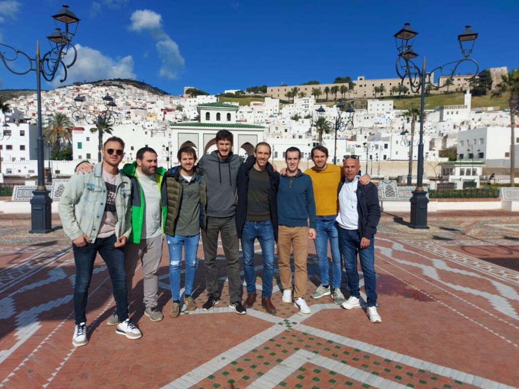 Visita guiada privada por Tetuán con un grupo de viajeros en la PLaza del Feddan