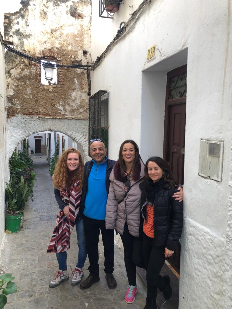 Viajeros acompañados por un guía durante una visita privada por Tetuán