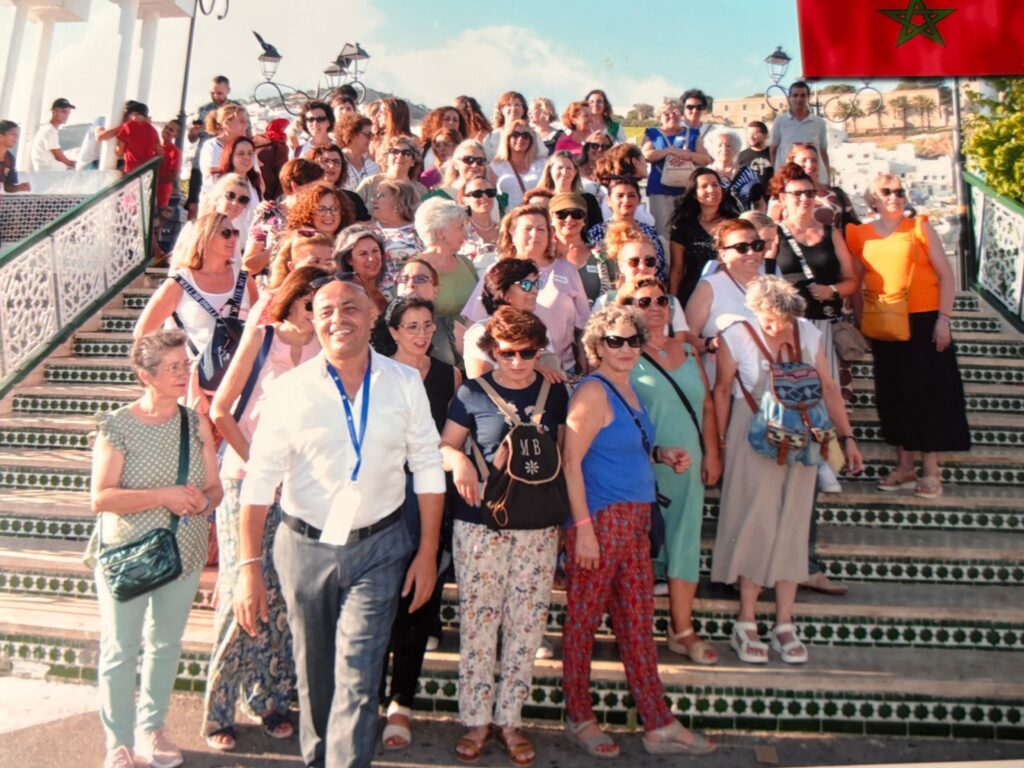 Grupo de viajeros disfrutando de una visita guiada por Tetuán